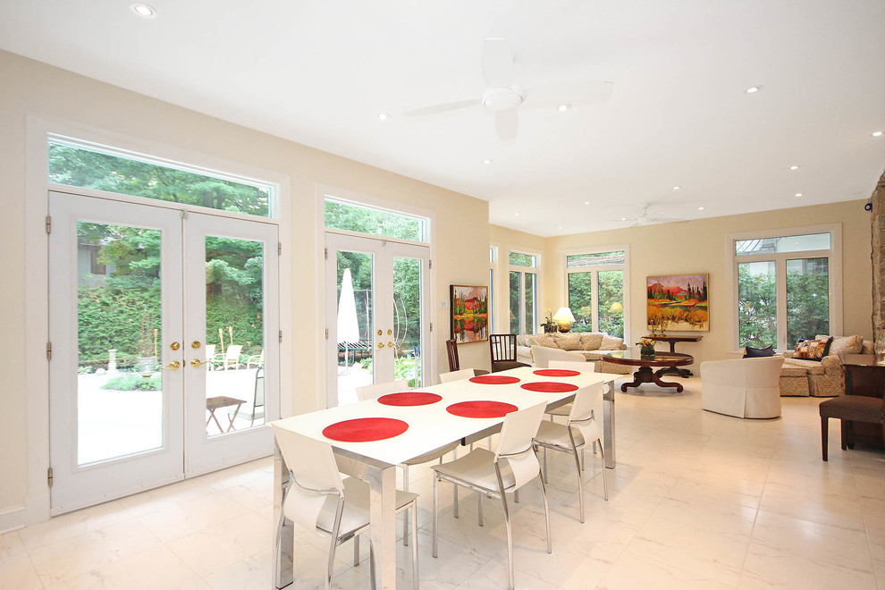 Cette photo montre une salle à manger ouverte sur le salon moderne de taille moyenne avec un mur blanc, un sol en marbre et aucune cheminée.