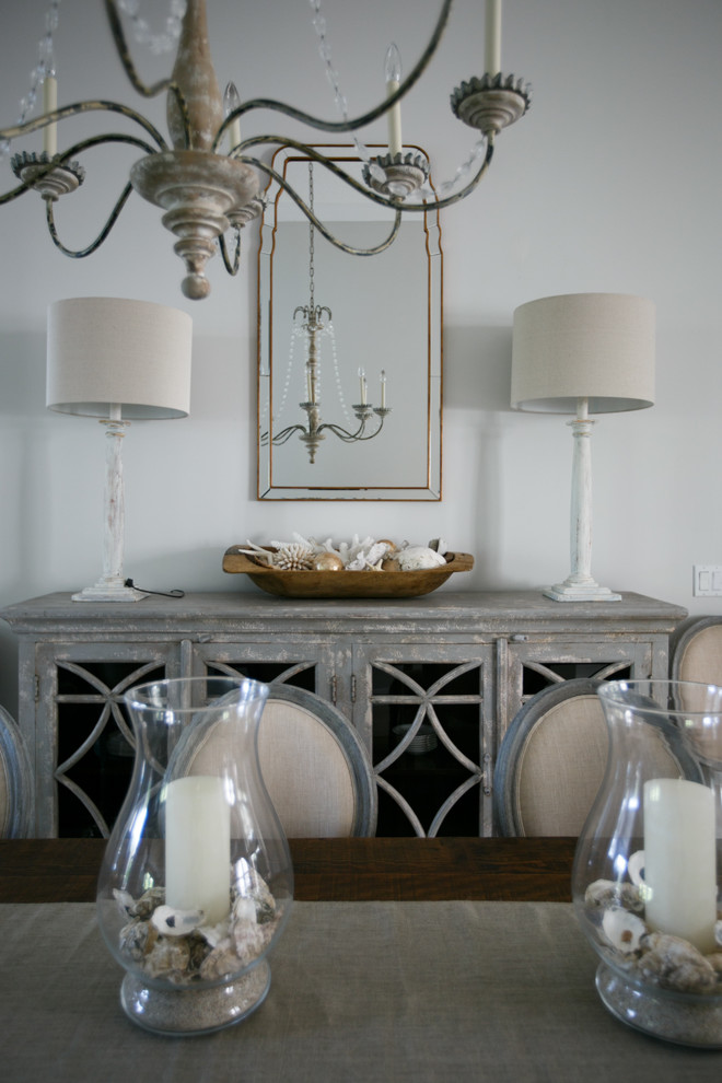 Пример оригинального дизайна: гостиная-столовая среднего размера в стиле рустика с серыми стенами, полом из известняка и бежевым полом