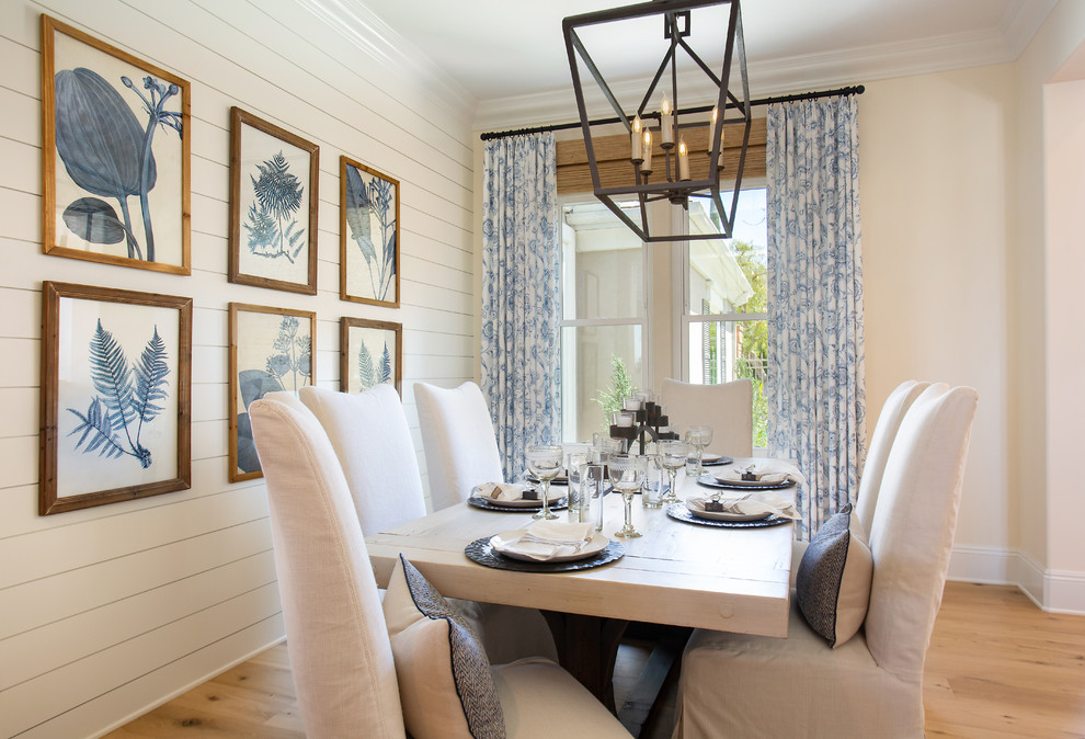 Immagine di una sala da pranzo stile marinaro chiusa e di medie dimensioni con pareti bianche, parquet chiaro, nessun camino e pavimento marrone