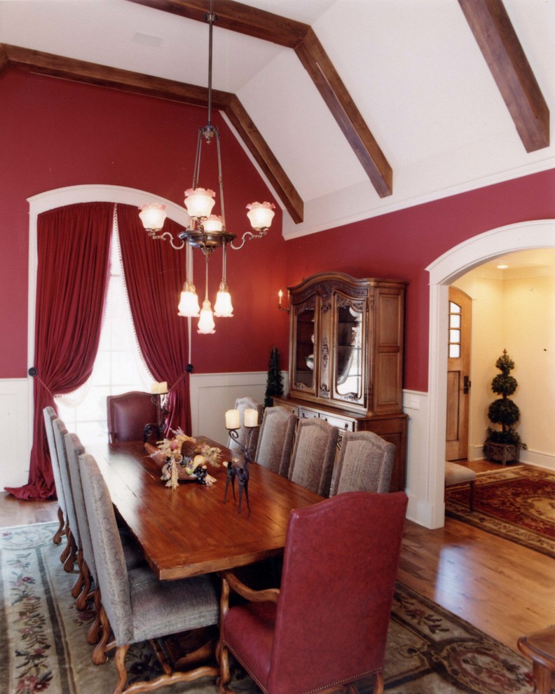 Foto di una grande sala da pranzo tradizionale chiusa con pareti rosse e pavimento in legno massello medio