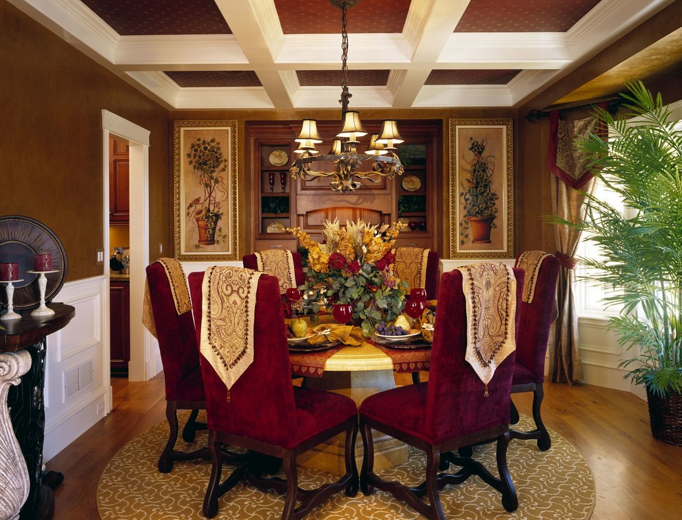 Стильный дизайн: большая кухня-столовая в классическом стиле с коричневыми стенами, паркетным полом среднего тона и красным полом без камина - последний тренд