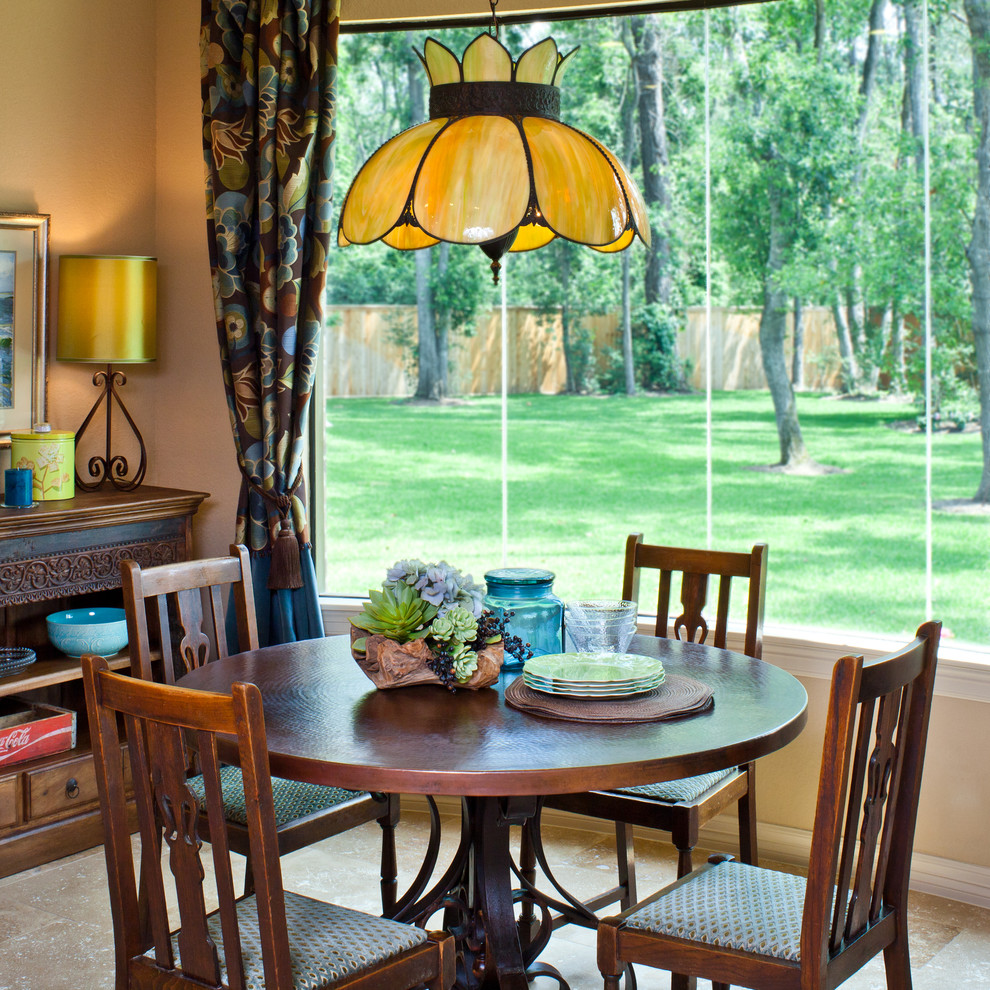 Esempio di una sala da pranzo aperta verso la cucina tradizionale di medie dimensioni con pareti beige e pavimento in travertino