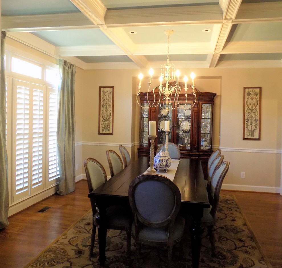 Foto di una sala da pranzo tradizionale chiusa e di medie dimensioni con pareti beige e pavimento in legno massello medio