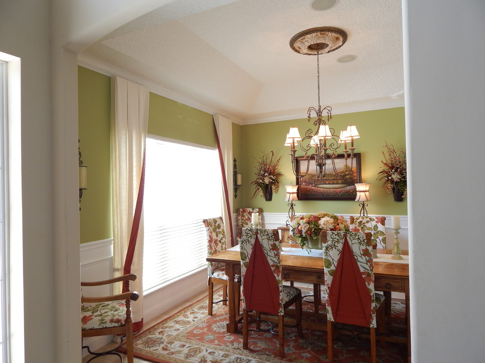Klassisk inredning av en stor matplats, med gröna väggar och klinkergolv i keramik