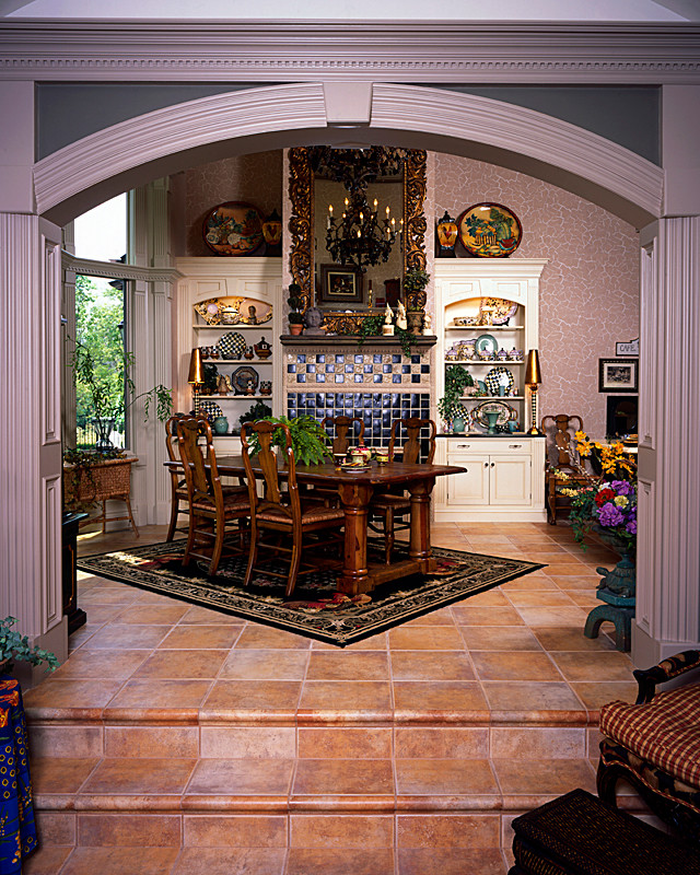 На фото: столовая в викторианском стиле с полом из керамогранита, стандартным камином и фасадом камина из плитки