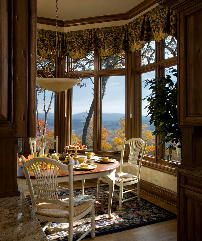Esempio di un'ampia sala da pranzo aperta verso la cucina classica con pareti beige, parquet chiaro e pavimento beige