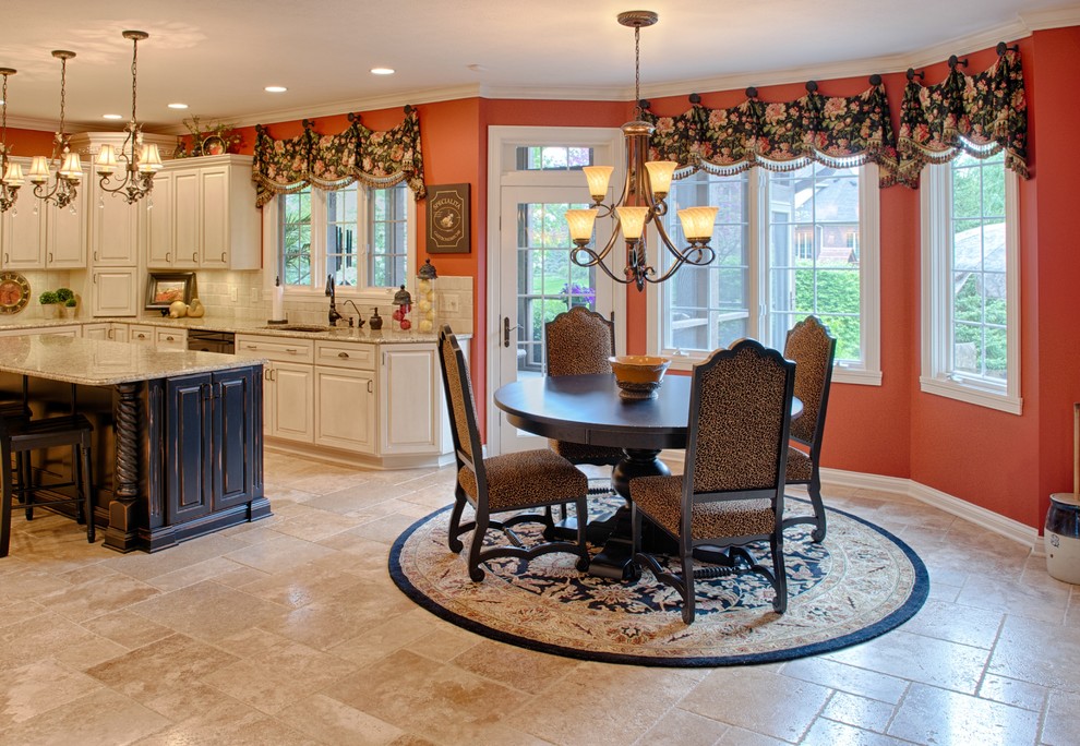 Идея дизайна: кухня-столовая среднего размера в классическом стиле с оранжевыми стенами, полом из керамической плитки и бежевым полом без камина