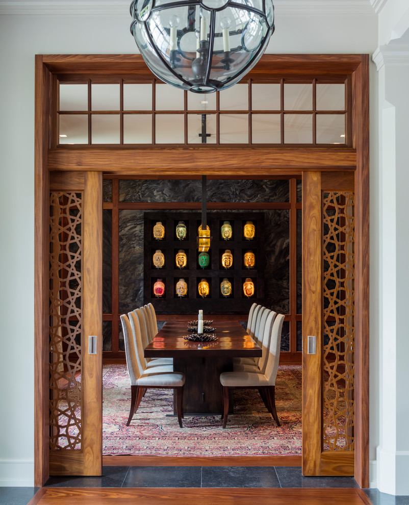 Exemple d'une salle à manger asiatique fermée avec un mur gris, un sol en bois brun et un sol marron.
