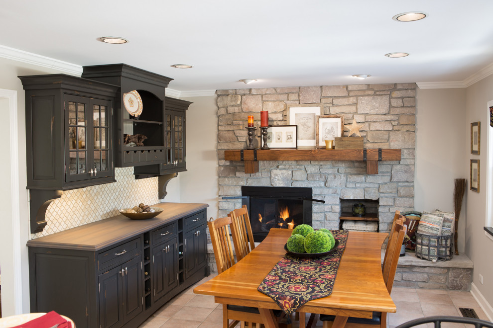 Cette photo montre une salle à manger ouverte sur la cuisine de taille moyenne avec un mur beige, un sol en linoléum, une cheminée standard, un manteau de cheminée en pierre et un sol beige.
