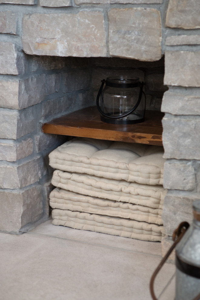 Ejemplo de comedor de cocina de tamaño medio con paredes beige, suelo de linóleo, todas las chimeneas, marco de chimenea de piedra y suelo beige