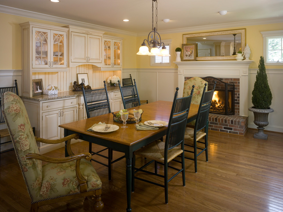 Aménagement d'une salle à manger de taille moyenne avec parquet en bambou, une cheminée standard et un sol marron.