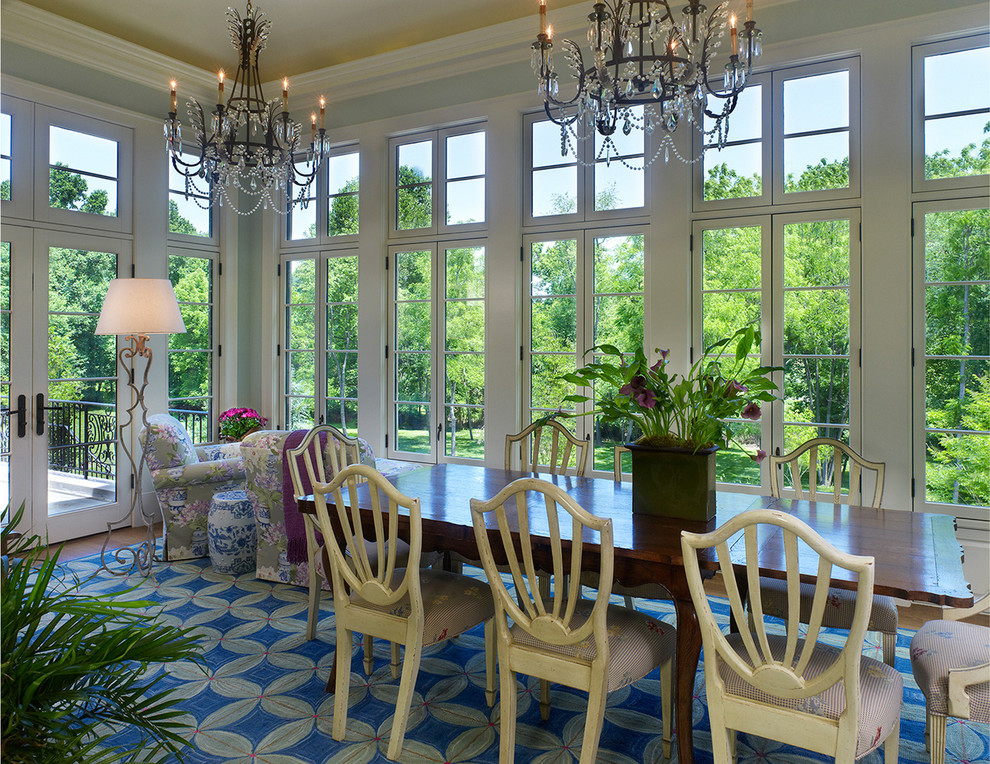 Idée de décoration pour une salle à manger ouverte sur la cuisine tradition avec un mur bleu.