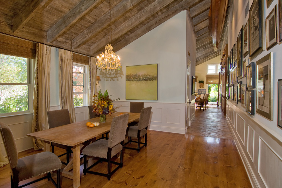 Foto di una sala da pranzo con pareti bianche e pavimento in legno massello medio