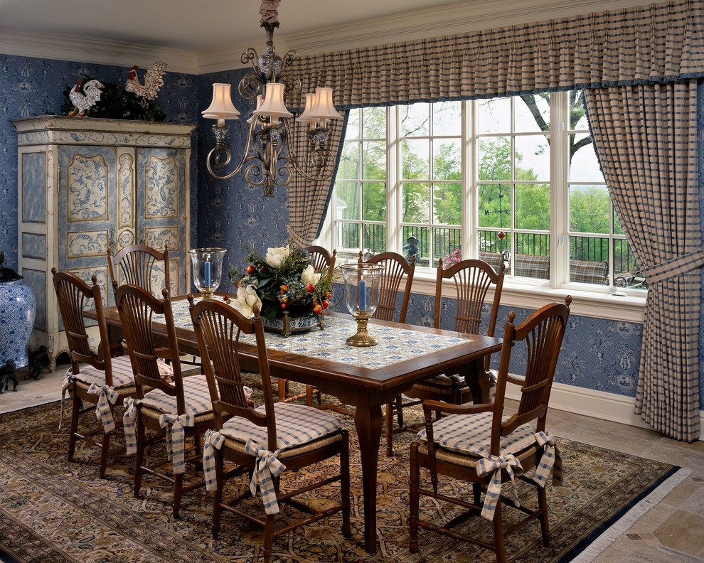 Immagine di una grande sala da pranzo aperta verso la cucina classica con pareti blu, pavimento in legno massello medio e nessun camino
