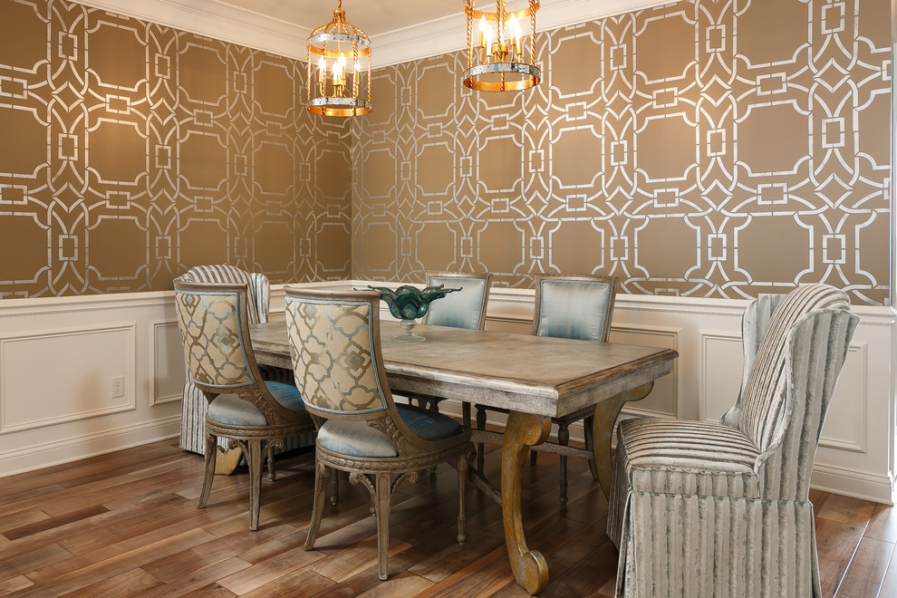 Idee per una sala da pranzo aperta verso il soggiorno classica di medie dimensioni con pareti beige e pavimento in legno massello medio