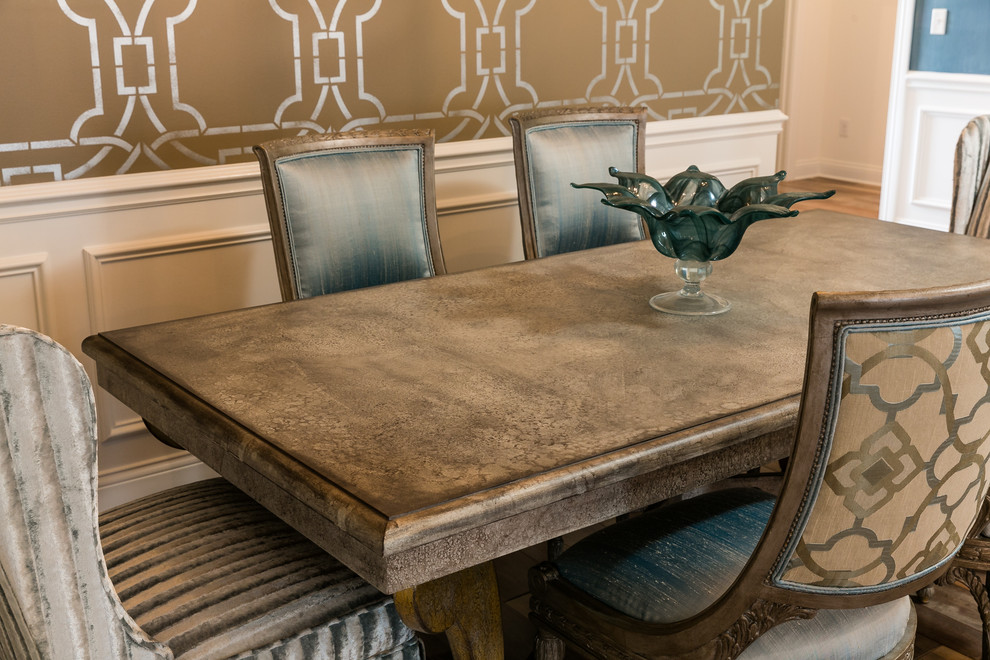 Immagine di una sala da pranzo aperta verso il soggiorno tradizionale di medie dimensioni con pareti beige e pavimento in legno massello medio