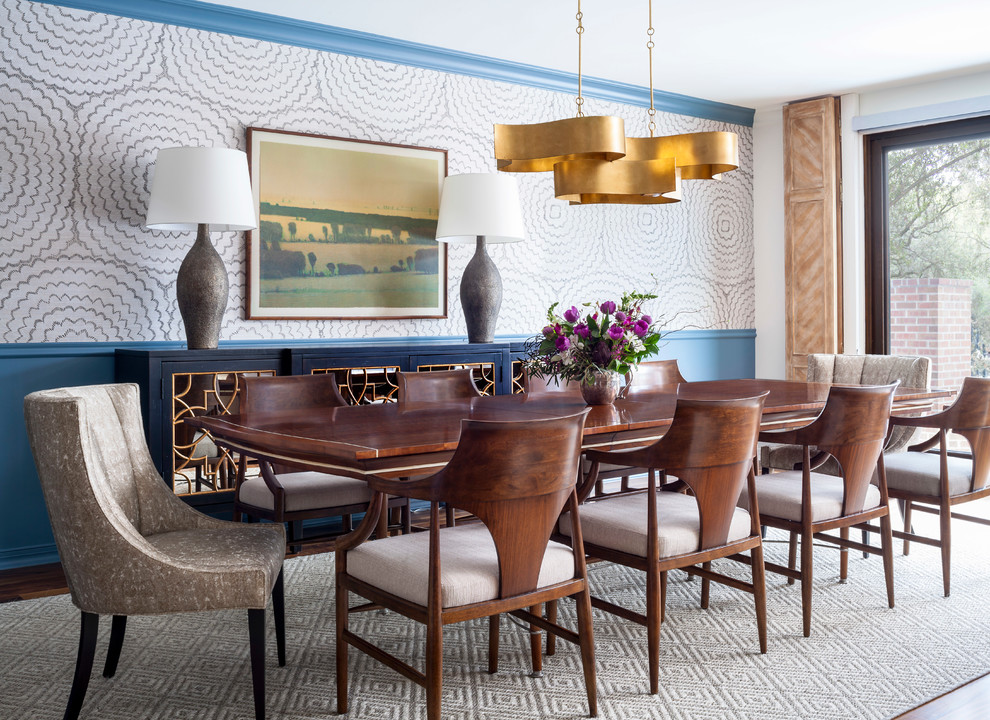 Esempio di una sala da pranzo aperta verso il soggiorno boho chic di medie dimensioni con pareti multicolore, pavimento in legno massello medio e pavimento marrone