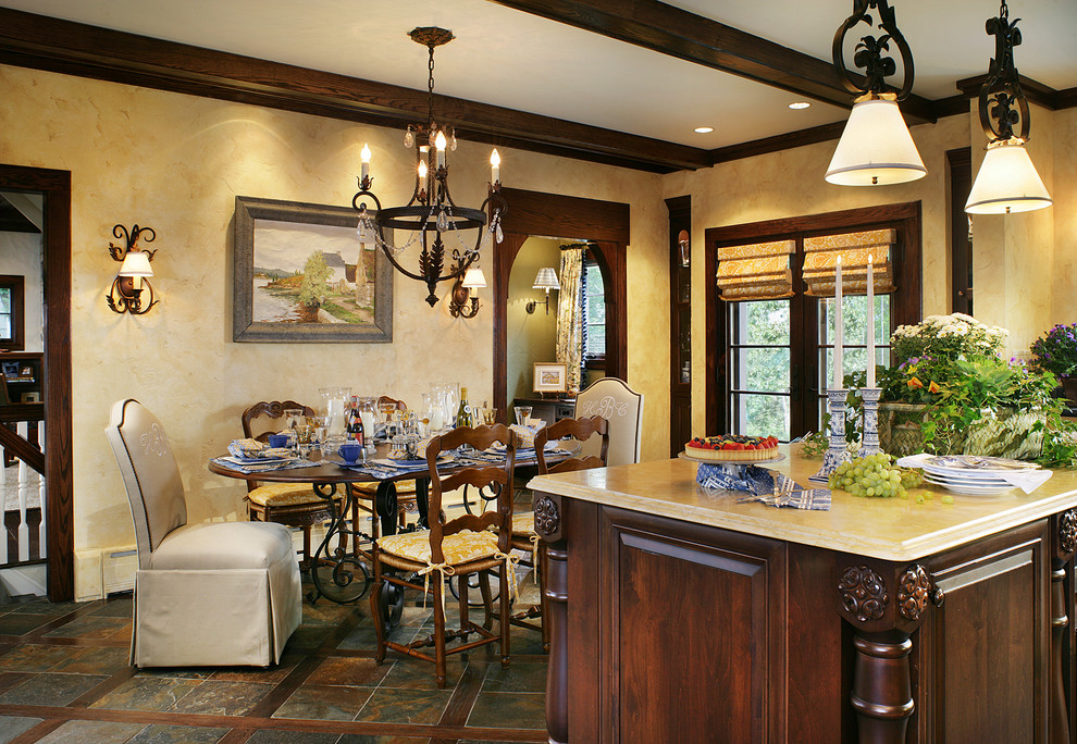 На фото: кухня-столовая среднего размера в классическом стиле с полом из сланца, коричневым полом и бежевыми стенами без камина