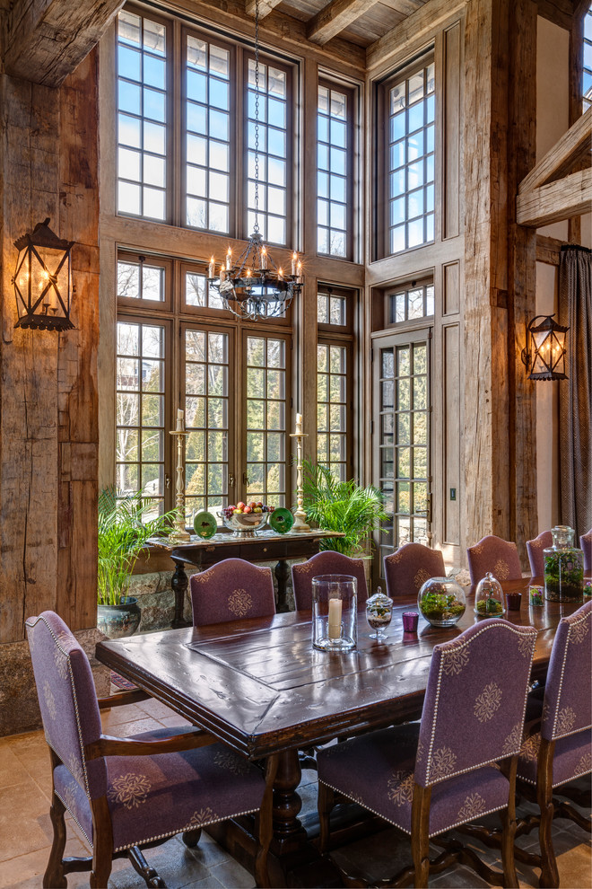 Foto di una sala da pranzo aperta verso il soggiorno chic con pareti beige e pavimento in pietra calcarea