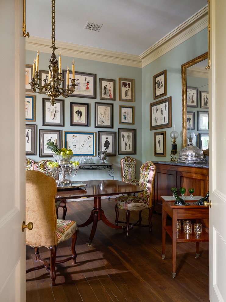 На фото: отдельная столовая в классическом стиле с синими стенами, темным паркетным полом и коричневым полом с