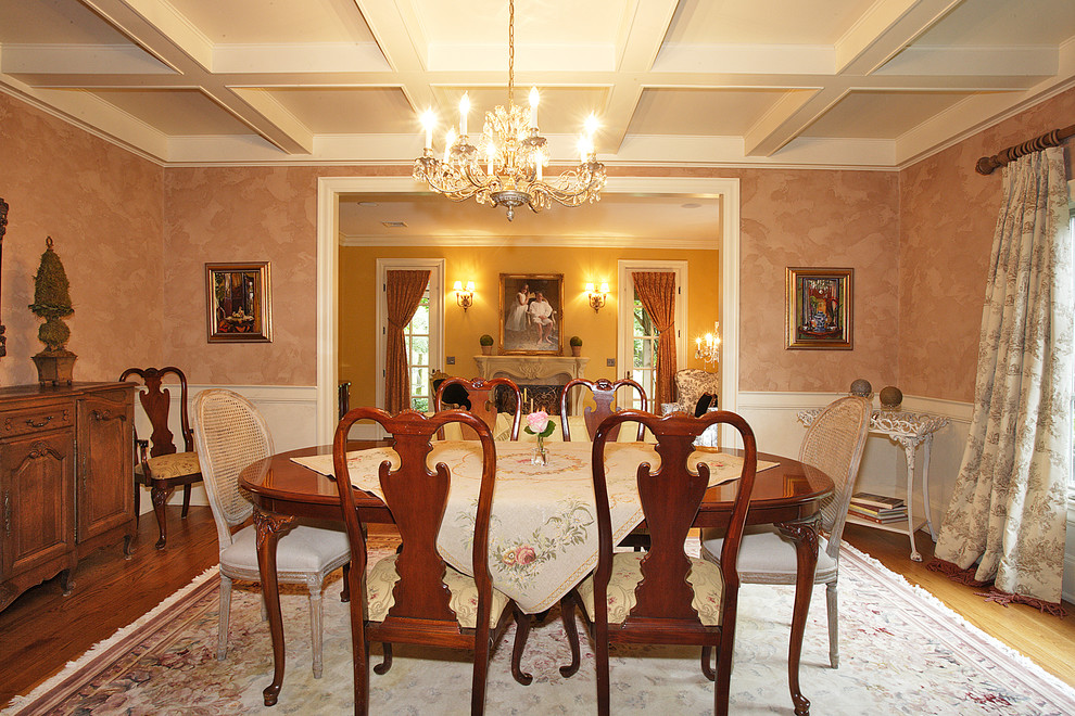 Esempio di una sala da pranzo classica chiusa e di medie dimensioni con parquet scuro, soffitto a cassettoni e carta da parati