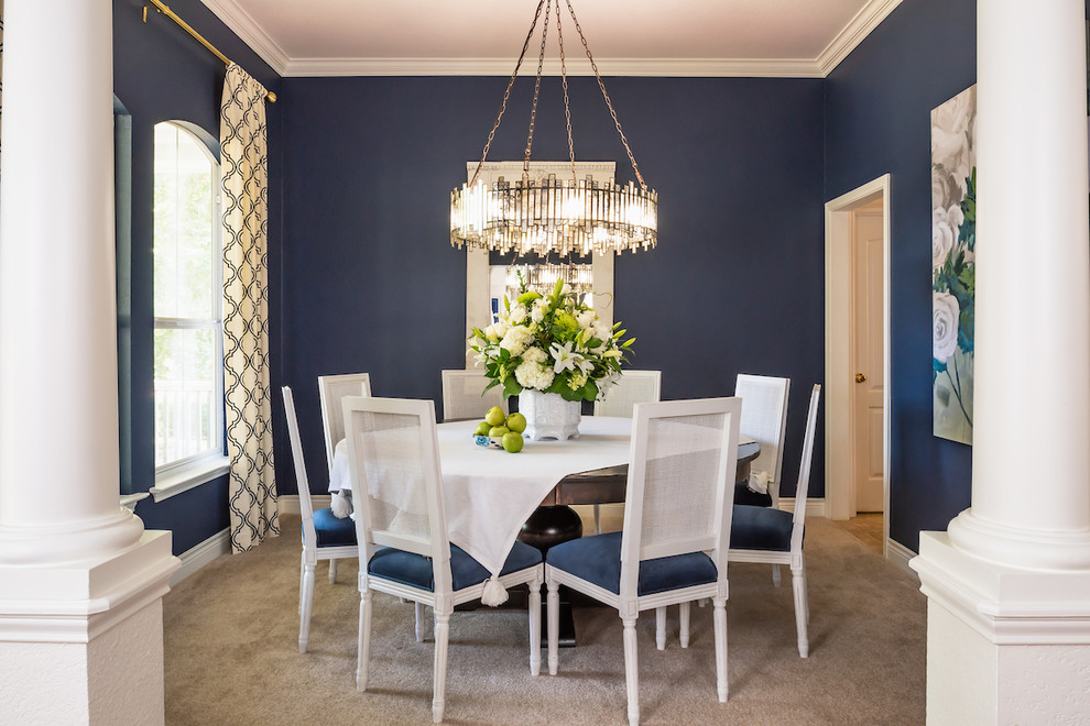 Immagine di una sala da pranzo tradizionale chiusa con pareti blu, moquette, nessun camino e pavimento grigio