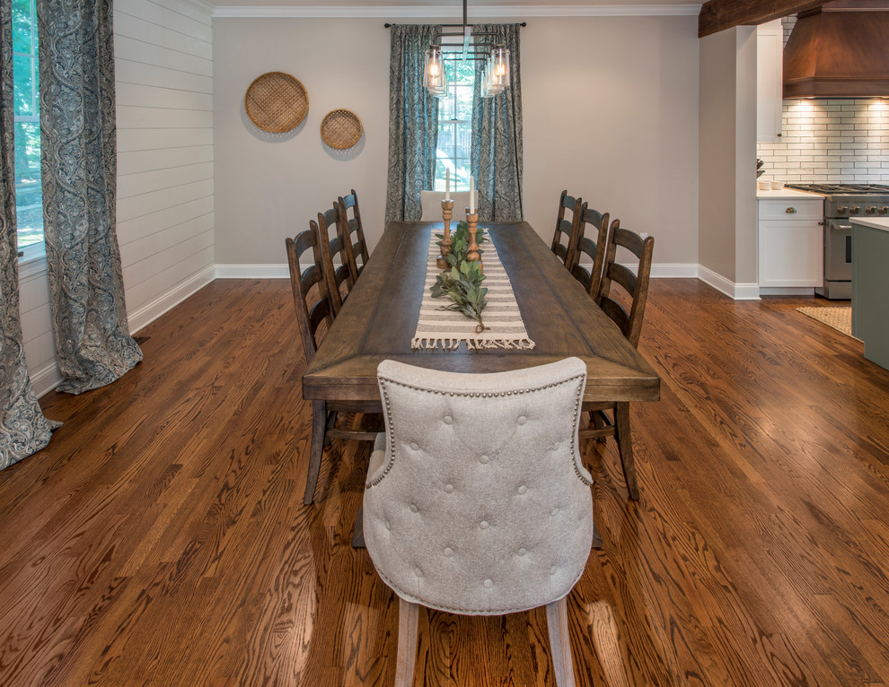 Idee per una sala da pranzo aperta verso la cucina country con pareti grigie, pavimento in legno massello medio e pavimento marrone