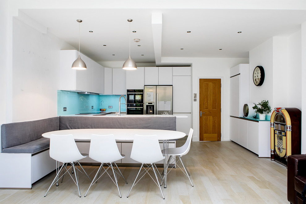 Immagine di una piccola sala da pranzo aperta verso il soggiorno design con pavimento beige, pareti bianche, parquet chiaro e nessun camino