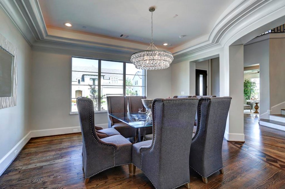 Idée de décoration pour une salle à manger ouverte sur le salon design de taille moyenne avec un mur gris, parquet foncé et un sol marron.
