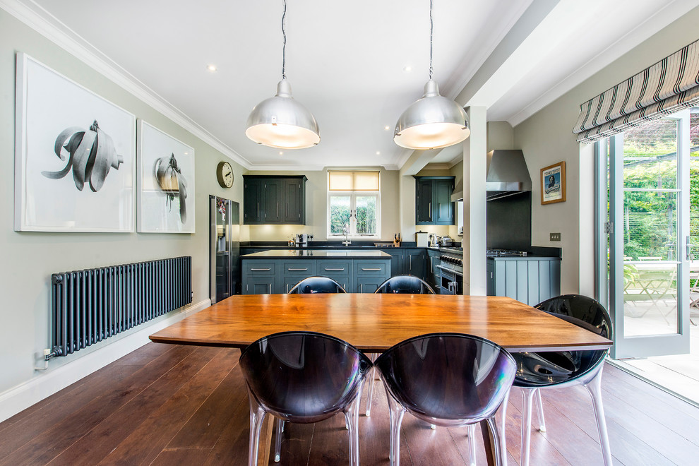 Moderne Wohnküche mit beiger Wandfarbe, dunklem Holzboden und braunem Boden in London