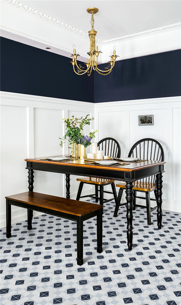 Idéer för en minimalistisk matplats, med klinkergolv i porslin och blått golv