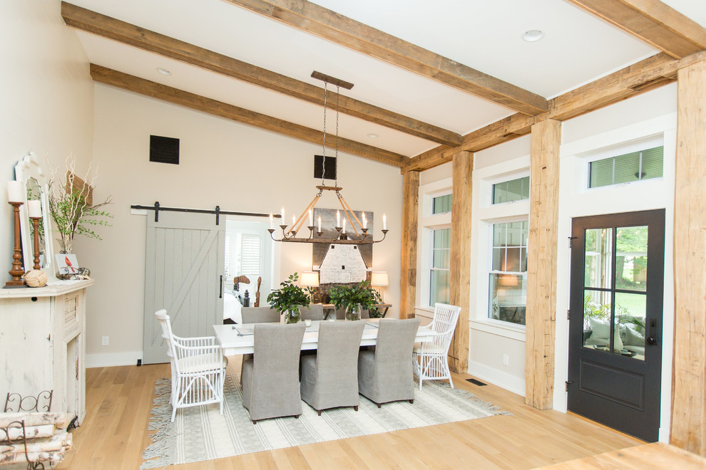 Foto de comedor campestre con paredes blancas, suelo de madera clara, todas las chimeneas y suelo marrón