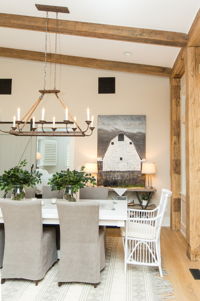 Landhausstil Esszimmer mit weißer Wandfarbe, hellem Holzboden und braunem Boden in Kolumbus