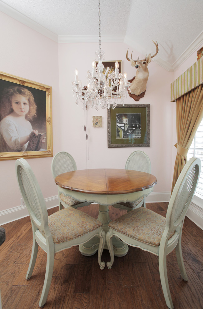 Exemple d'une rideau de salle à manger éclectique avec un mur rose et parquet foncé.