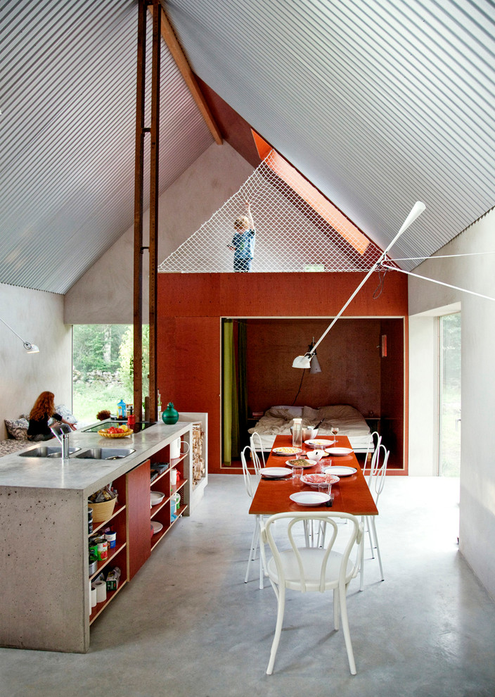 Стильный дизайн: большая столовая в стиле лофт с серыми стенами и бетонным полом без камина - последний тренд