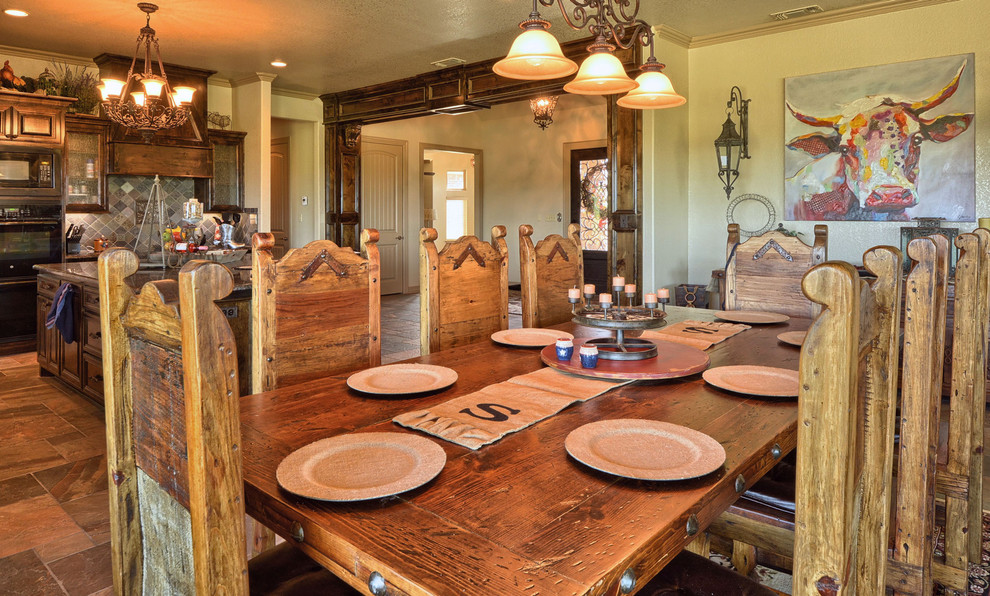 Foto di una sala da pranzo aperta verso il soggiorno stile rurale di medie dimensioni con pareti beige e pavimento in travertino