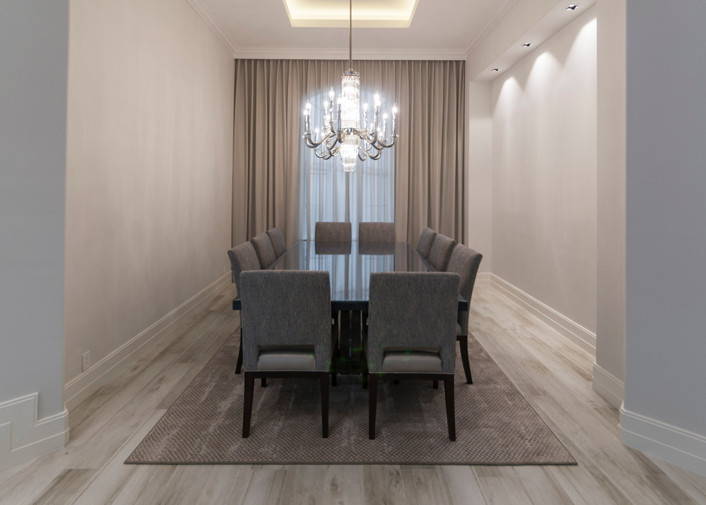 Esempio di una grande sala da pranzo minimalista chiusa con pareti beige e pavimento in gres porcellanato