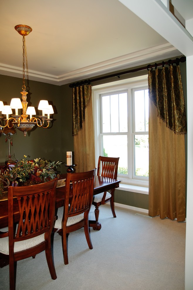 На фото: большая кухня-столовая в классическом стиле с зелеными стенами и ковровым покрытием без камина с