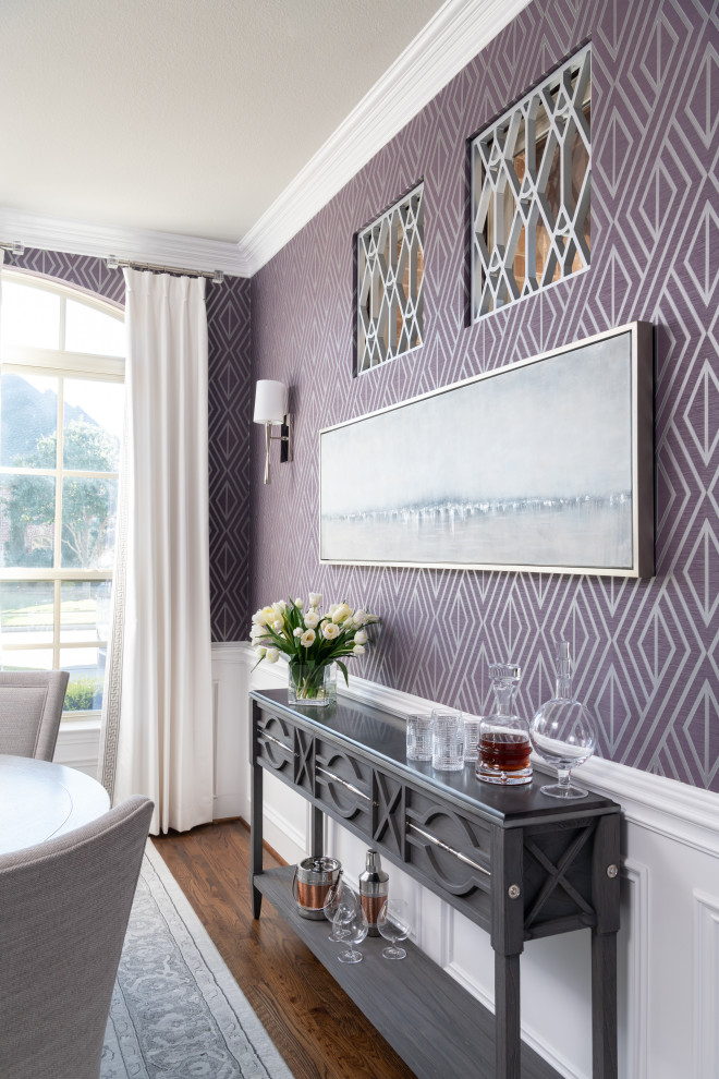 На фото: отдельная столовая среднего размера в стиле неоклассика (современная классика) с фиолетовыми стенами, паркетным полом среднего тона, коричневым полом и обоями на стенах с