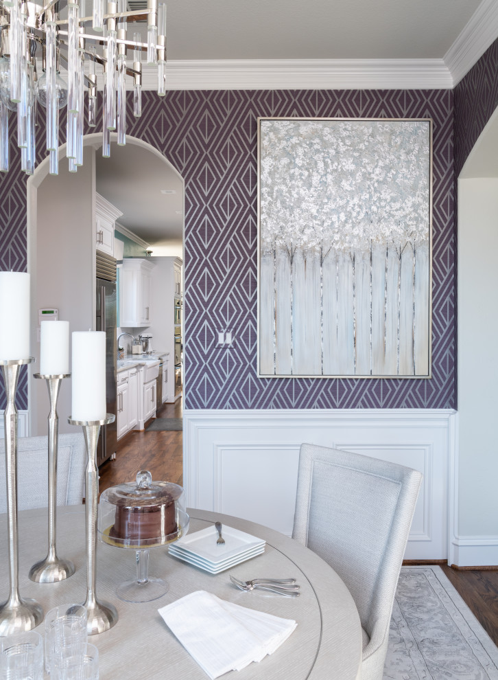 Идея дизайна: отдельная столовая среднего размера в стиле неоклассика (современная классика) с фиолетовыми стенами, паркетным полом среднего тона, коричневым полом и обоями на стенах
