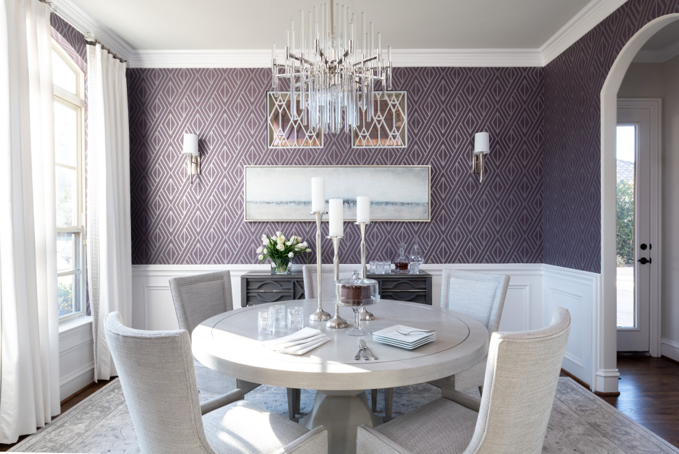 Inspiration pour une salle à manger traditionnelle fermée et de taille moyenne avec un mur violet, un sol en bois brun, un sol marron et du papier peint.