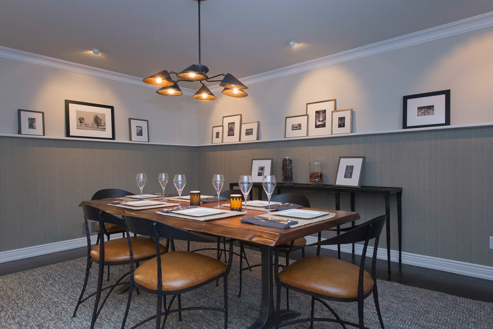 Foto di una sala da pranzo contemporanea con pareti grigie, parquet scuro e nessun camino