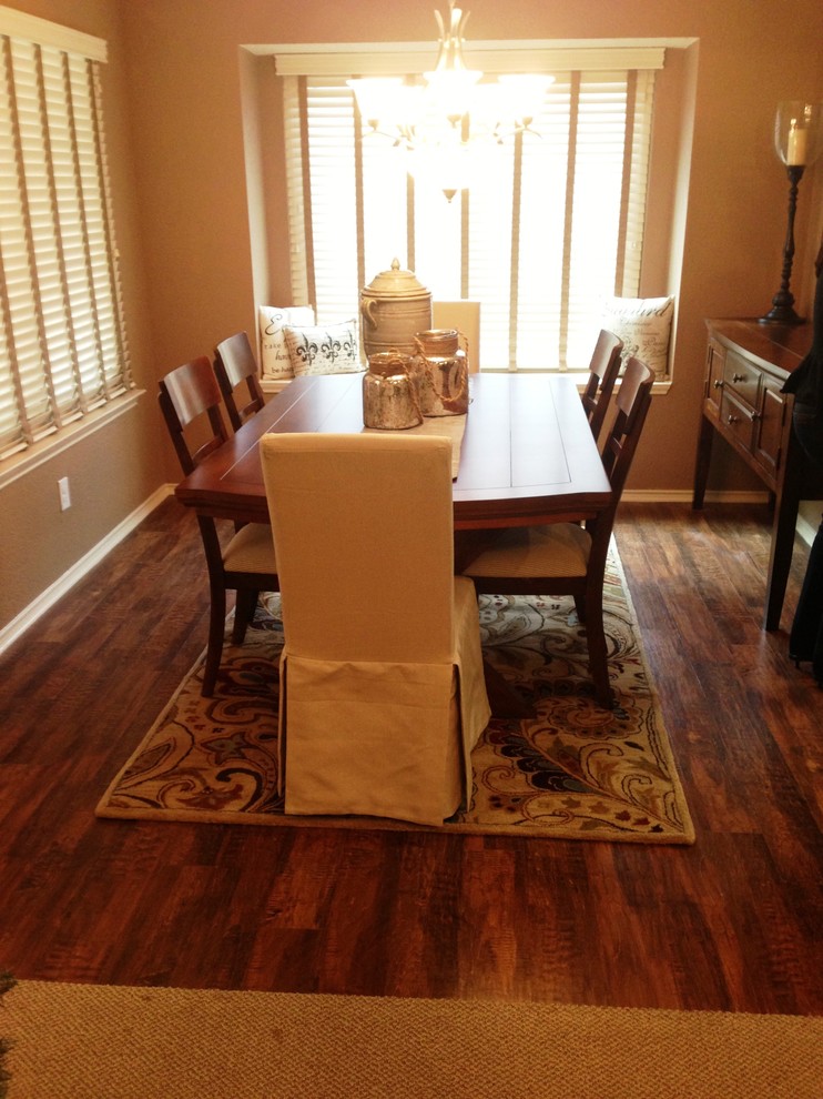 Aménagement d'une salle à manger ouverte sur la cuisine classique de taille moyenne avec un mur beige et un sol en vinyl.