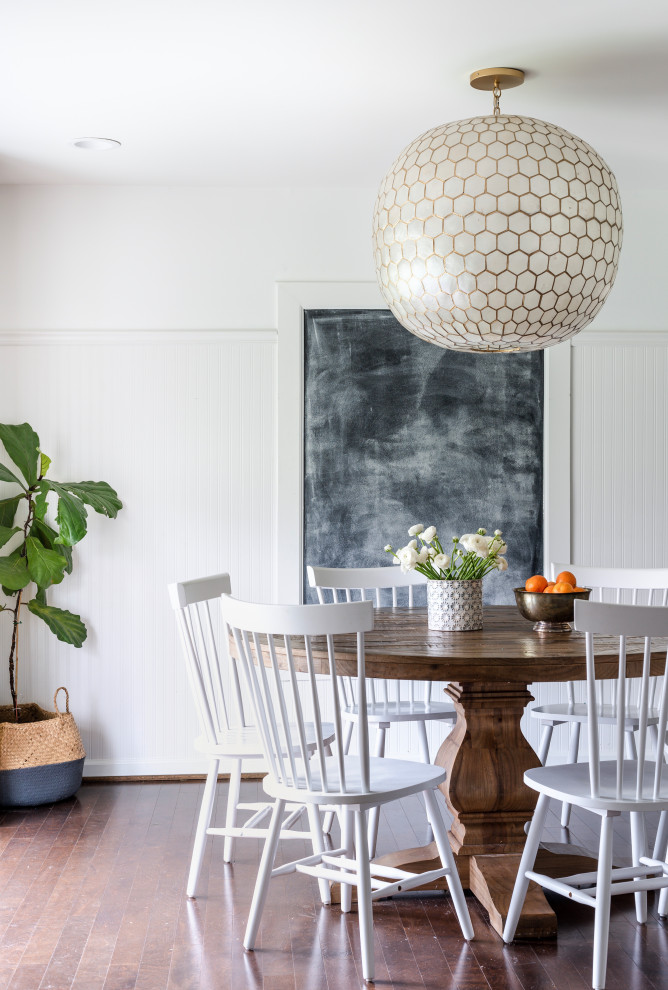 Réalisation d'une salle à manger champêtre avec un mur blanc, parquet foncé et un sol marron.