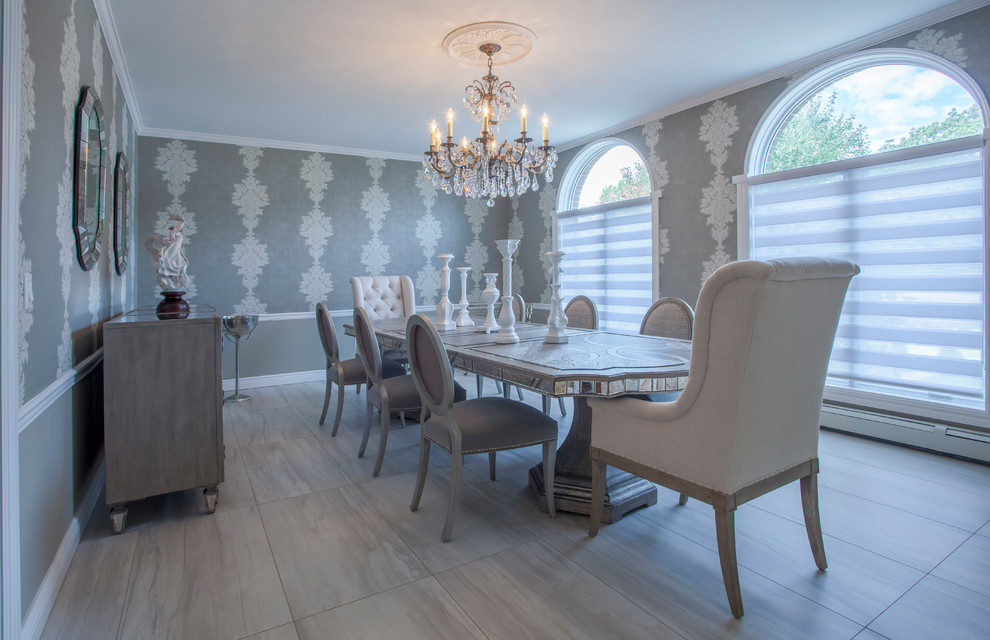 Idee per una grande sala da pranzo tradizionale chiusa con pareti multicolore, pavimento in gres porcellanato e pavimento grigio