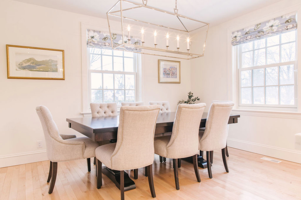Ispirazione per una grande sala da pranzo aperta verso la cucina minimalista con pareti bianche, parquet chiaro e pavimento beige