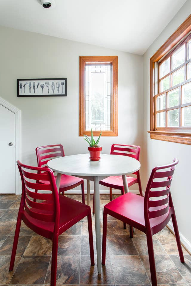 Mittelgroße Klassische Wohnküche mit beiger Wandfarbe, Linoleum und beigem Boden in Nashville