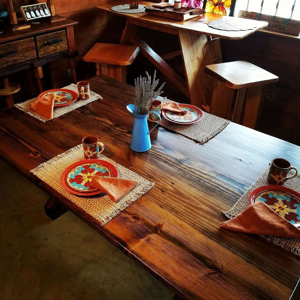 Aménagement d'une salle à manger ouverte sur la cuisine montagne de taille moyenne avec un sol en bois brun.