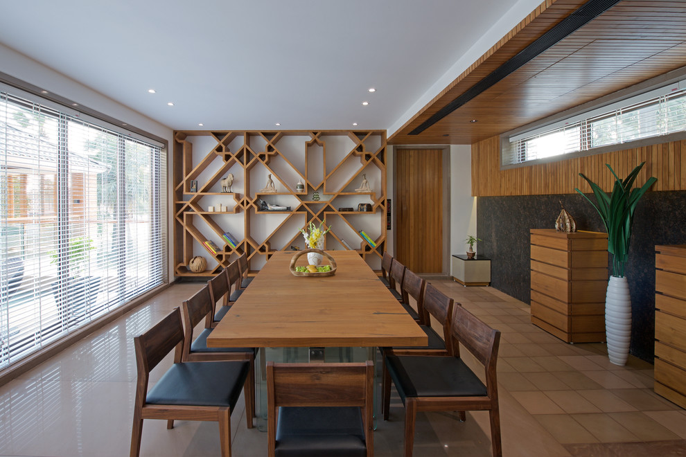 Idee per una sala da pranzo etnica con pareti bianche e pavimento beige