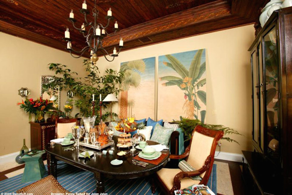 Foto di una sala da pranzo tropicale chiusa e di medie dimensioni con pareti beige, parquet scuro, nessun camino e pavimento marrone